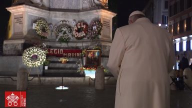 Na Praça de Espanha, Papa reza aos pés da Imaculada por quem sofre