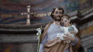 Em oração a São José, Papa pede pelos migrantes e perseguidos