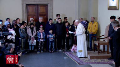 Papa se encontra com 12 refugiados antes de embarcar para o Chipre