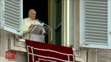 Papa participa com fiéis da Oração do Angelus na Praça São Pedro