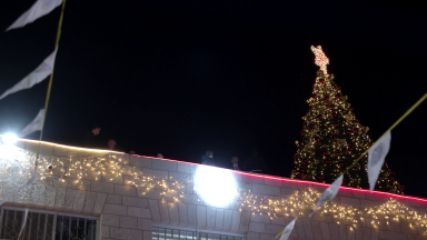 Escola Terra Santa de Jerusalém celebra iluminação da árvore de Natal