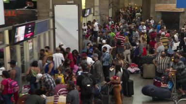 Com passagens aéreas caras, brasileiro troca avião por viagens de ônibus