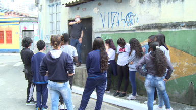 Professor transforma as ruas do bairro em salas de aula