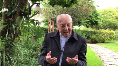 Monsenhor Jonas Abib agradece o presente de fim de ano que recebeu