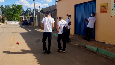 Seminaristas da Arquidiocese de Brasília visitam famílias da Ceilândia