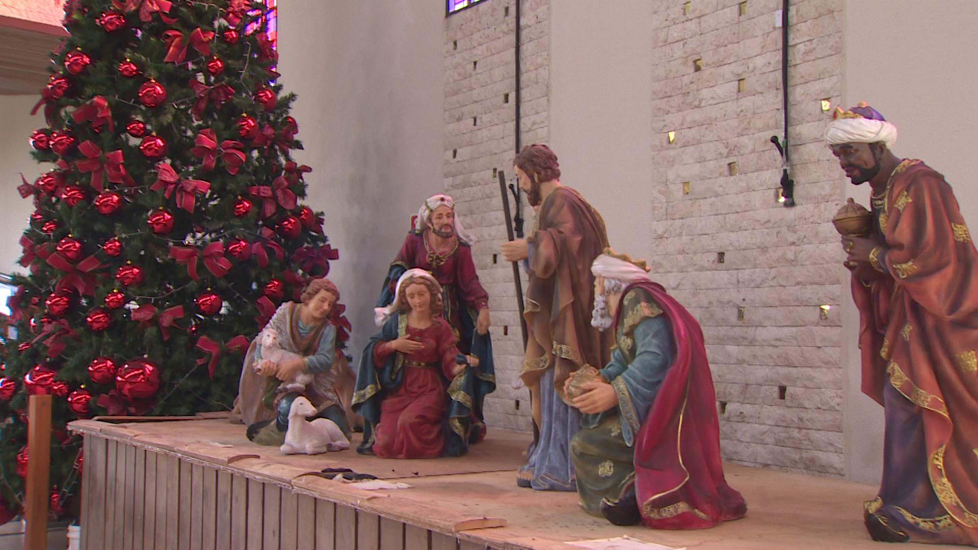 Católicos desmontam presépio e árvore de Natal no Dia de Reis