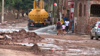 Moradores e prefeituras iniciam reconstrução de cidades em MG