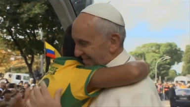Menino brasileiro que abraçou Papa Francisco entra para vida religiosa