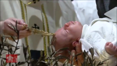 Papa celebra batismo de 16 bebês recém-nascidos