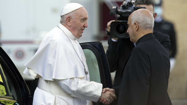 Papa e Rino Fisichella IPAABACA via Reuters Papa aprova lema do Jubileu 2025: “peregrinos de esperança”
