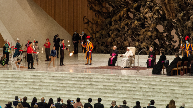Palhaços e acrobatas na Sala Paulo VI: 