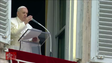 Durante o Angelus, Papa afirma que Deus quer habitar entre os homens