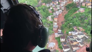Bolsonaro sobrevoa Petrópolis e anuncia ajuda financeira para cidade
