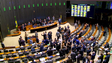 Câmara aprova lei que muda entrada de defensivos agrícolas no país