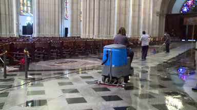 Em São Paulo, Catedral da Sé passa por limpeza geral