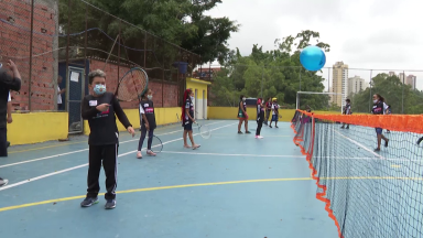 Projeto leva ensino do tênis para a comunidade de Paraisópolis em SP
