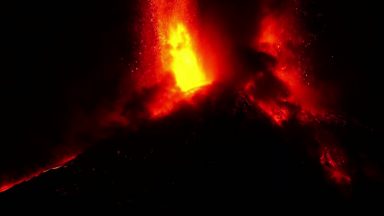 Vulcão Etna leva fumaça aos céus após entrar em erupção