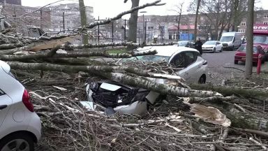 Tempestade Eunice atinge Europa causando mortes e destruição