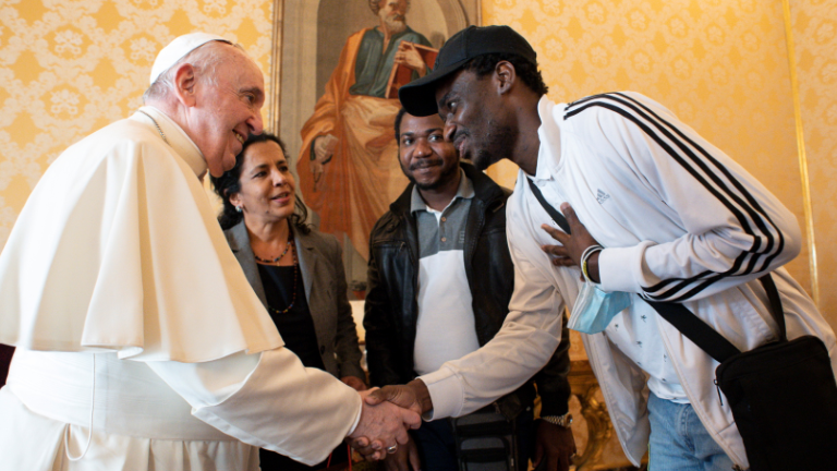 migrantes papa encontro vaticano dez 2021 Vatican Media­Handout via REUTERS Migrantes e refugiados no centro do pontificado de Francisco, diz religiosa