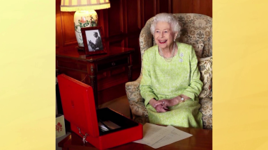 Rainha Elizabeth II completa 70 anos de reinado e é homenageada