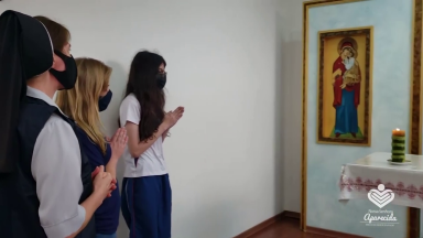 Escola dirigida por freiras ucranianas incentiva oração pela paz