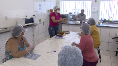 Mulheres aprendem a fazer ovos de chocolates para a Páscoa