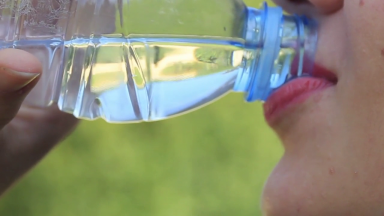 Veja a importância de beber bastante água durante o Verão