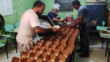 Paróquia e voluntários de ONG distribuem 400 refeições por semana