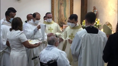 Padre é ordenado com autorização especial do Papa Francisco