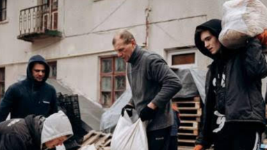 Padres e religiosas ajudam pessoas necessitadas em Kiev