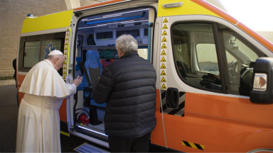 Ambulância doada pelo Papa Francisco chega à Ucrânia