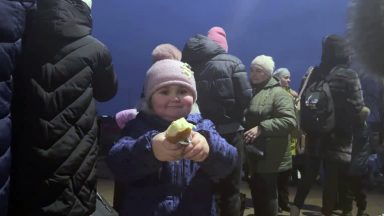 Ao cair da noite, refugiados ucranianos cruzam para a Moldávia