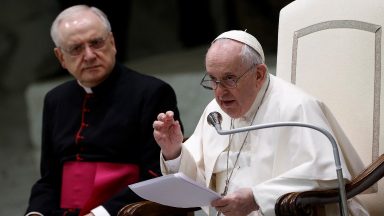 Diálogo entre as gerações fortifica a família humana, diz Papa