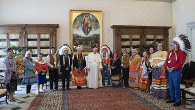 Papa recebe outro grupo de indígenas do Canadá