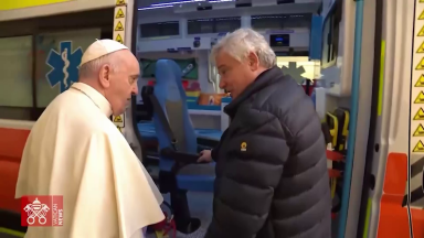 Ambulância abençoada pelo Papa é levada para Ucrânia