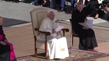 Papa fala da importância do diálogo entre jovens e idosos