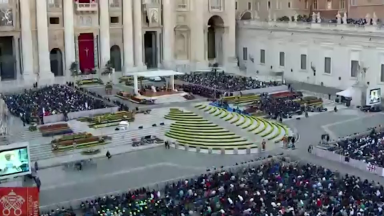 Papa participa de encontro com oito mil adolescentes