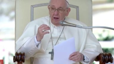 Papa pede na catequese que fiéis e peregrinos honrem os idosos