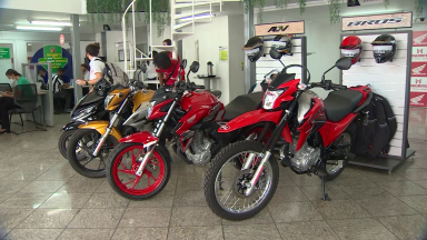 Consumidores enfrentam fila de espera para comprar moto