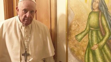 Papa Francisco recebe quadro produzido por artista brasileira