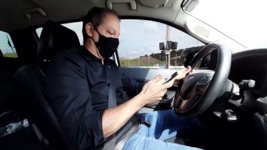 Em MG, polícia alerta motorista sobre celular ao volante