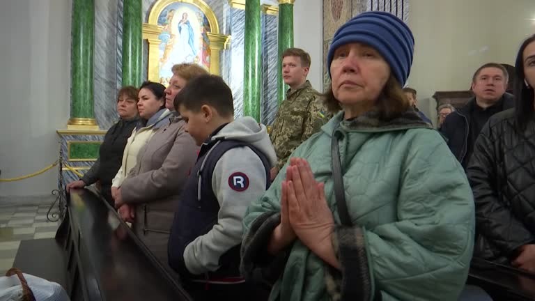 Igreja e Ucranianos Foto reproducao Reuters Igreja segue na linha de frente pela paz e cuidado das pessoas na Ucrânia