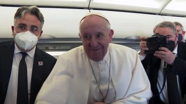 Papa Francisco cumprimenta jornalistas em voo papal para Malta