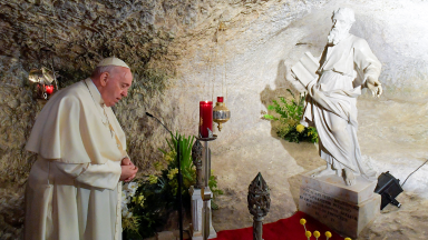 Em Malta, Papa Francisco reza na Gruta de São Paulo