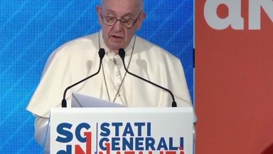 Papa fala sobre o nascimento de poucas crianças, a pobreza generativa