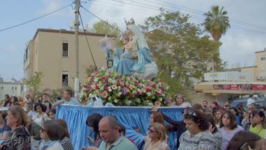 Fiéis participam de procissão de Nossa Senhora do Monte Carmelo