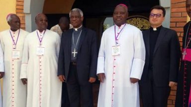 Líderes religiosos na Nigéria condenam assassinato brutal de estudante