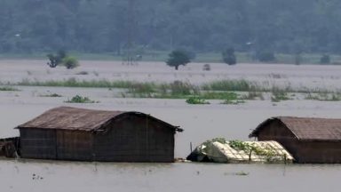 Vítimas de enchentes na Índia lutam por comida e água potável