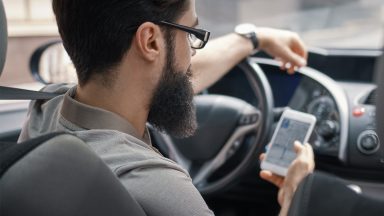 Celular e aplicativos podem ser fatais ao dirigir, afirma especialista