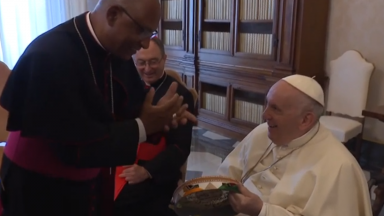 Papa recebe pandeiro como símbolo da alegria da Bahia e do Evangelho